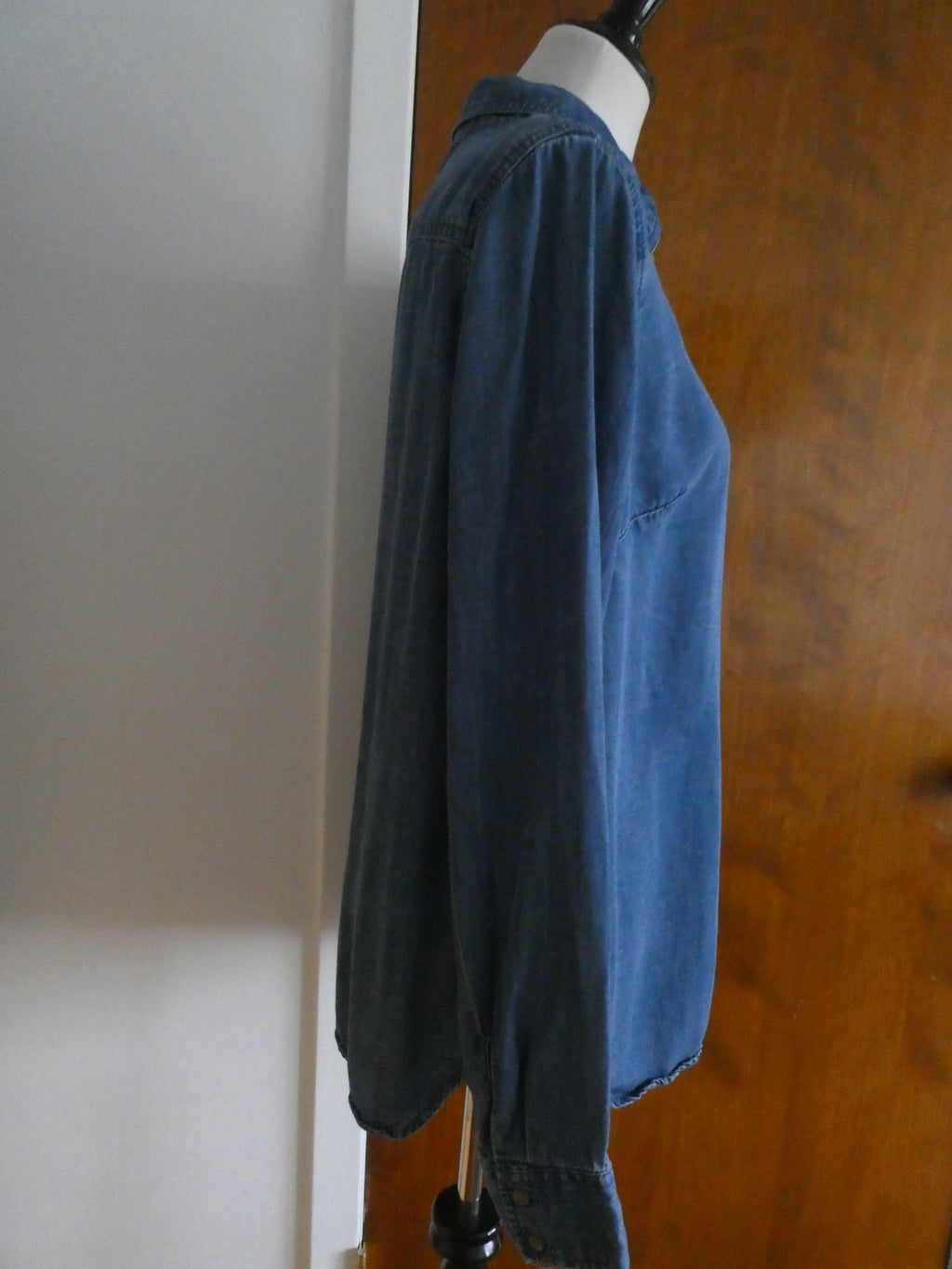 Merona Women’s Tencel Chambray Button Front Shirt Size Large Blue Long Sleeve