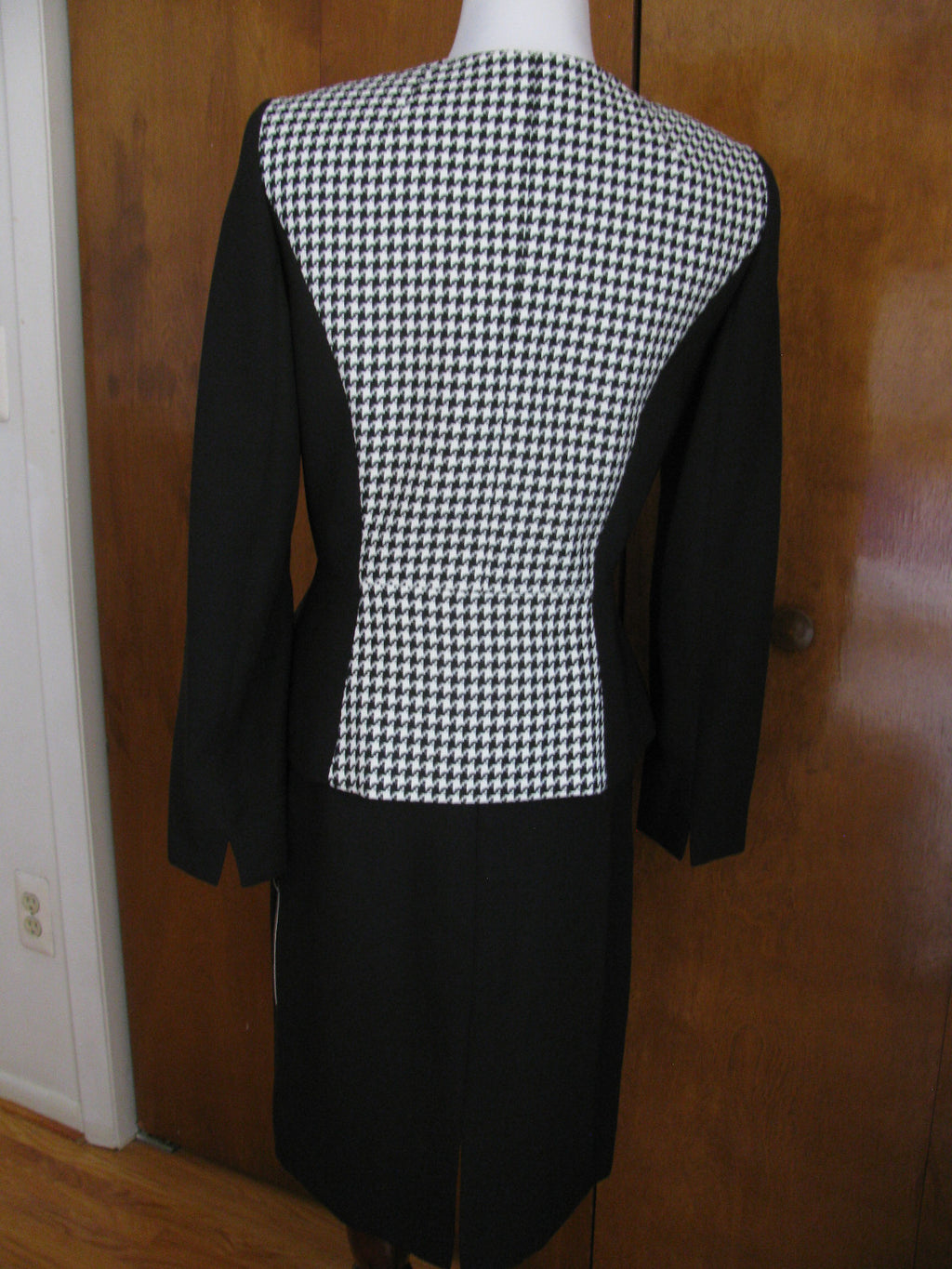 Tahari Asl women's Two Piece Peplum Skirt Suit Black white New