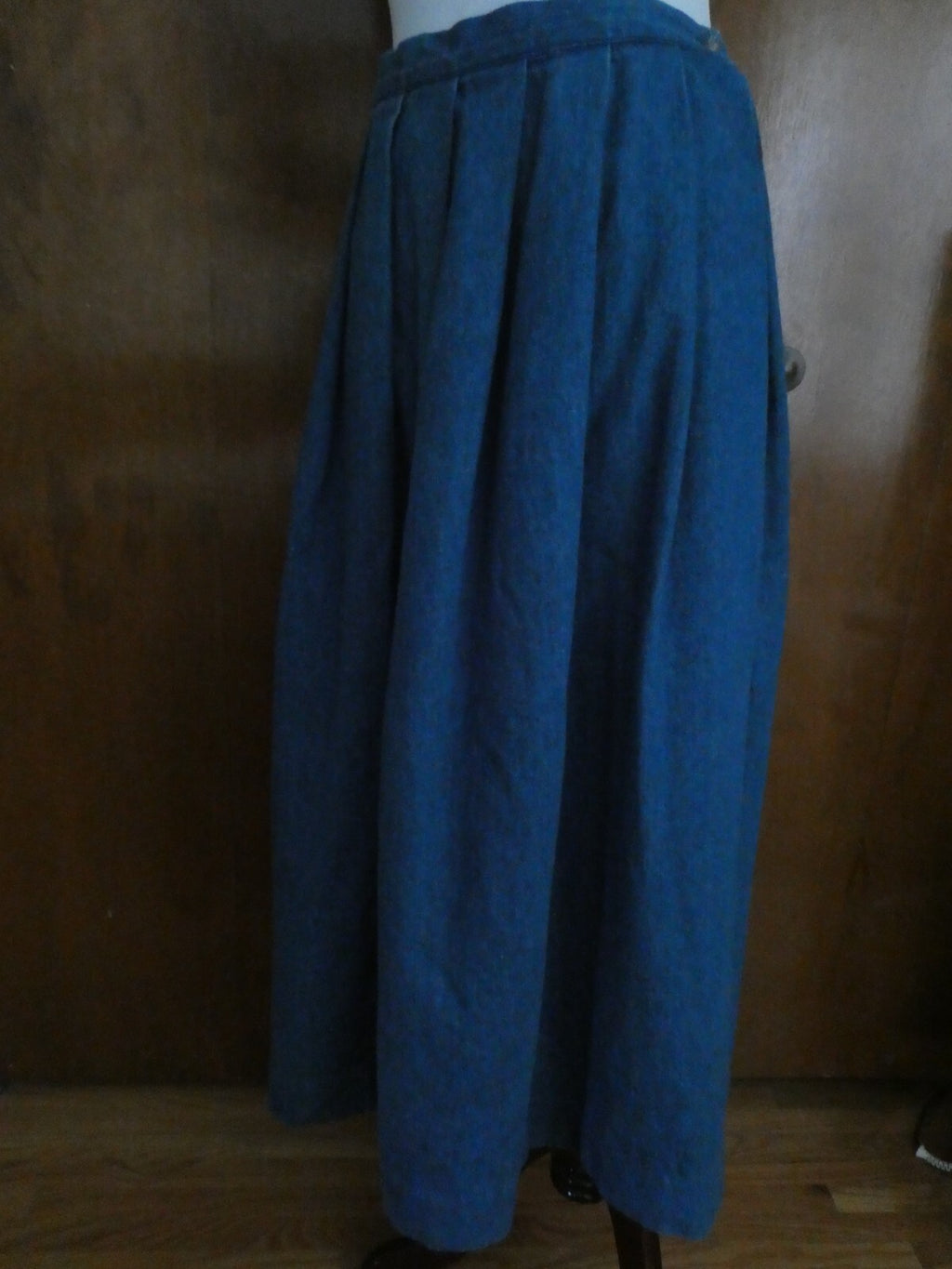 Women’s Denim Blue Skirt Size 14 Pre-Owned Bought in Italy (fits size 12)