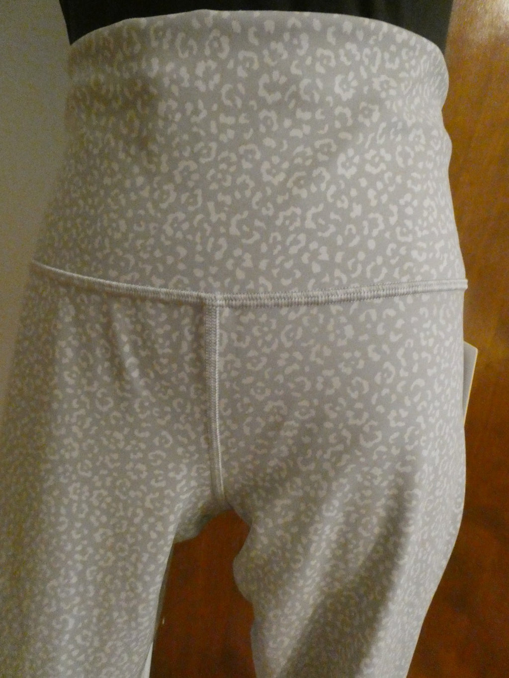 Lululemon Women Wunder Train High-Rise Crop 28" White/Gray Size 14