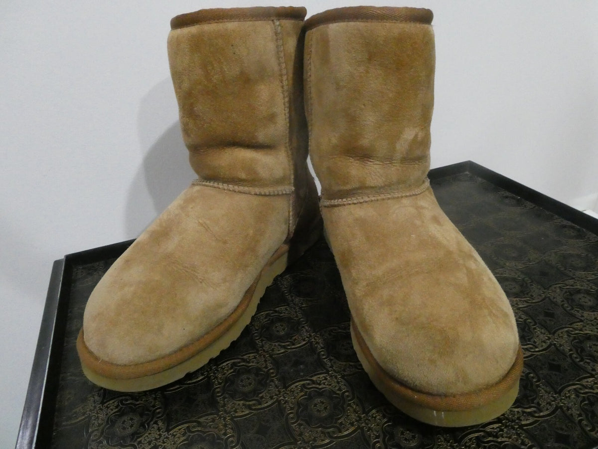 UGG Women's Brown Cuff Short Sheepskin Boots Size W7 preowned