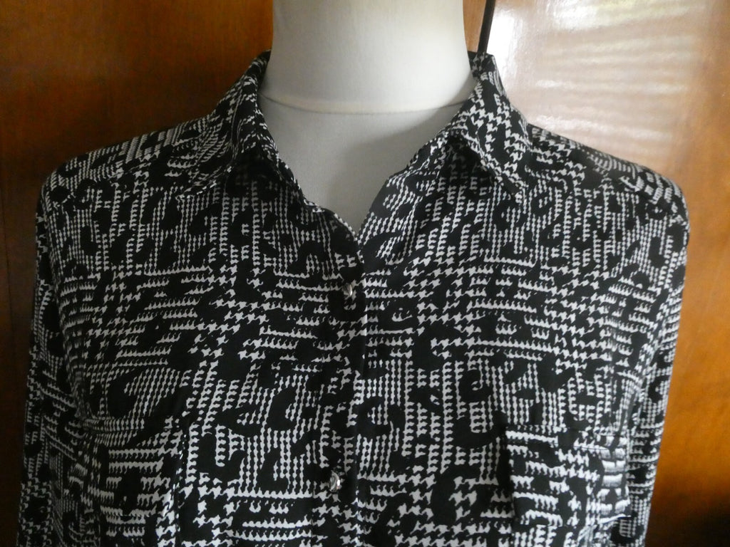 Jaclyn Smith Women Black/White Roll-Tab Long Sleeve Button Down Blouse Top Large