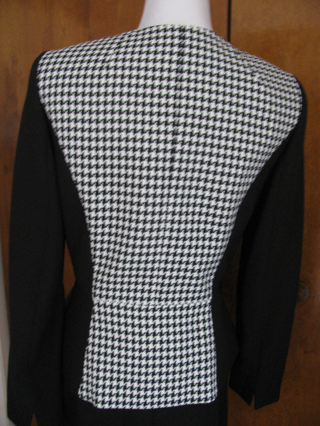 Tahari Asl women's Two Piece Peplum Skirt Suit Black white New