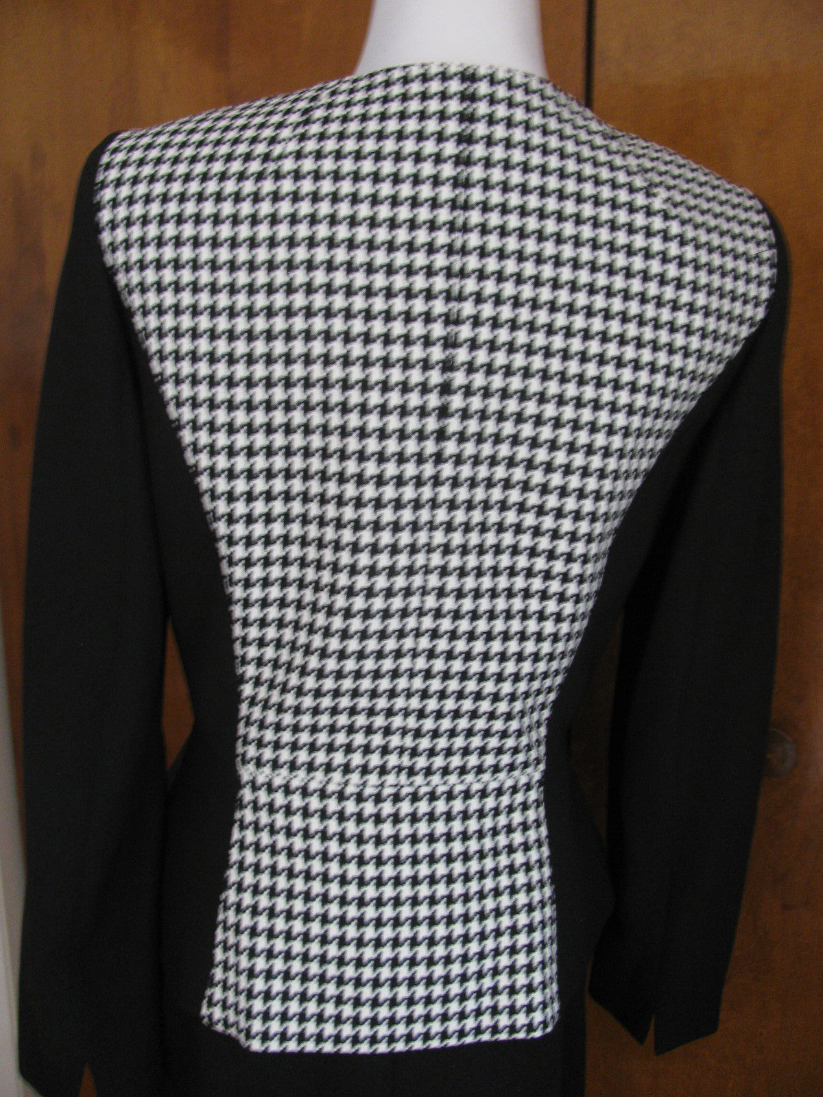 Tahari Asl women's Two Piece Peplum Skirt Suit Black white New