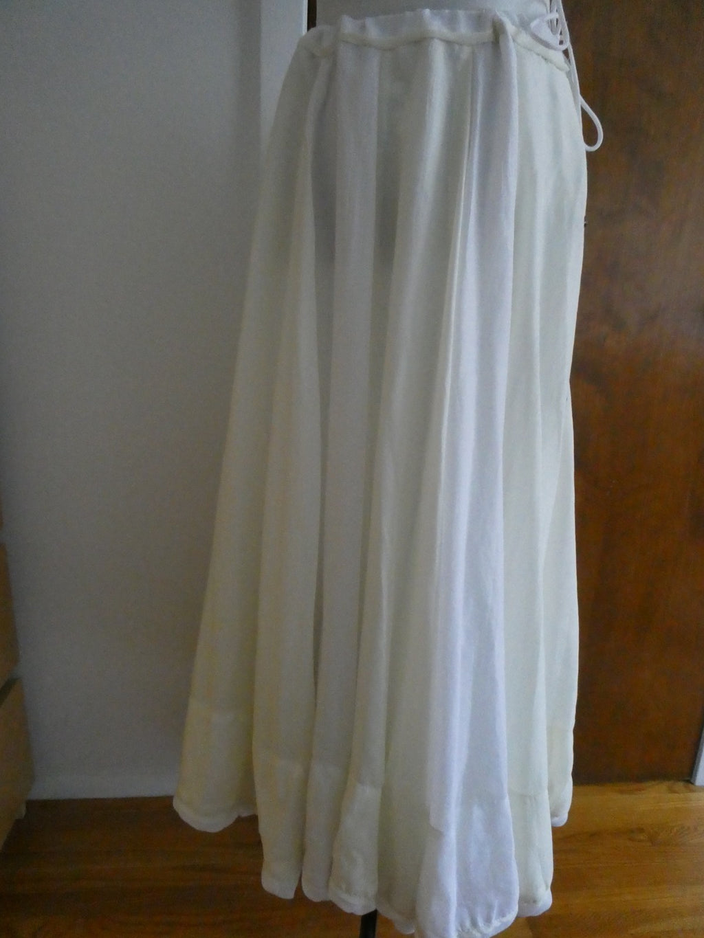 Mix Nouveau Women’s Long Lined Skirt Vanilla Size Medium NWT Style #24712