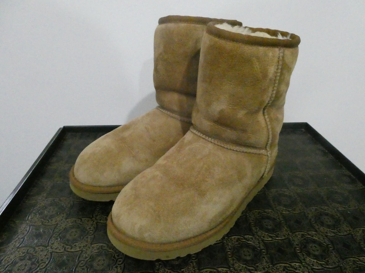 UGG Women's Brown Cuff Short Sheepskin Boots Size W7 preowned