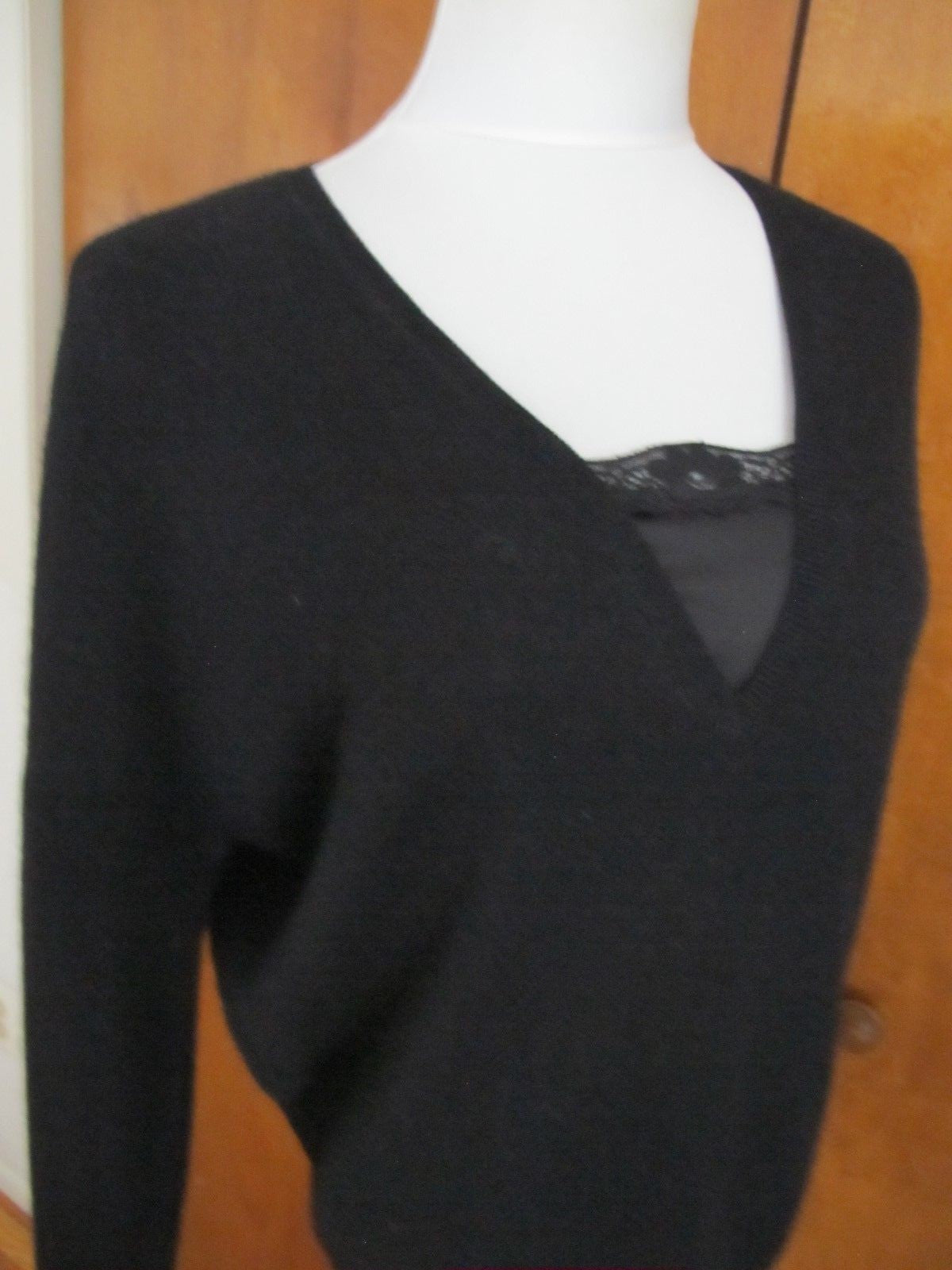 Bloomingdale’s women’s black lace-trimmed cashmere sweater Size S bit big