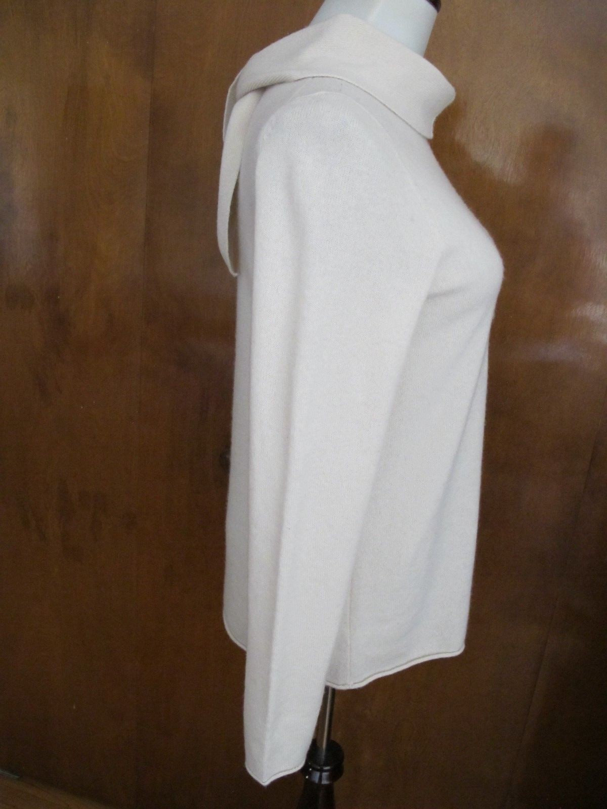 Bloomingdale’s women’s ivory soft 2ply cashmere neck scarf sweater small