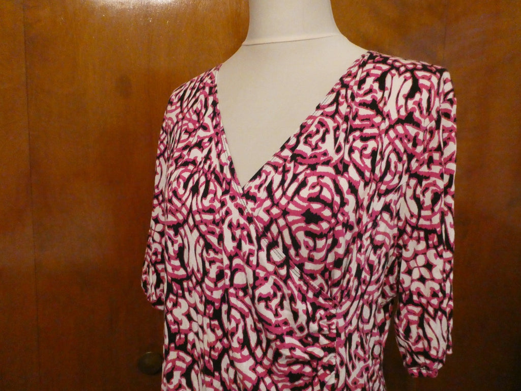 Dana Buchman women’s black/white, red soft rayon v- neck top size XLarge
