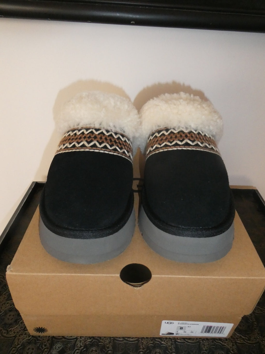 UGG DISQUETTE ATHERSON WOMENS BLACK SHEEPSKIN SLIPPERS Size 8