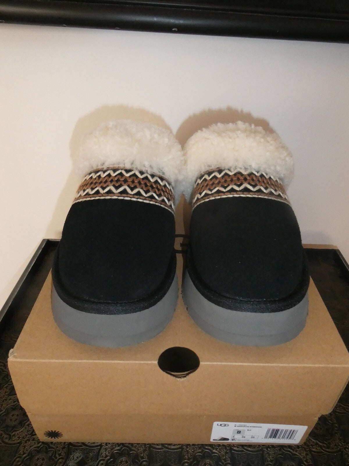 UGG DISQUETTE ATHERSON WOMENS BLACK SHEEPSKIN SLIPPERS Size 8