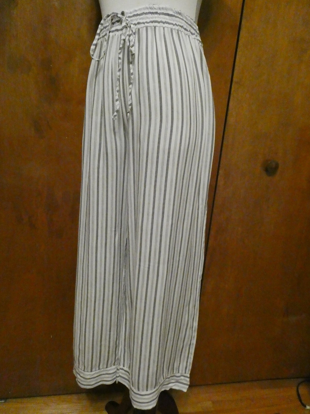 Collection Women White/Gray Viscos lightweight Summer Capris Pants Medium Italy