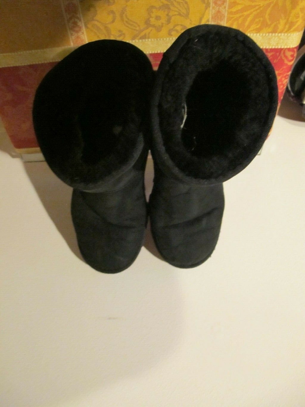 UGG Black Cuff Short Sheepskin Boots Women’s Size 8 pre owned