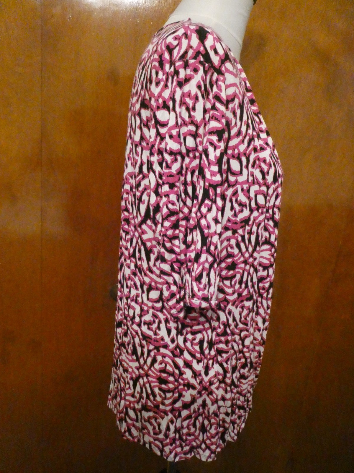 Dana Buchman women’s black/white, red soft rayon v- neck top size XLarge