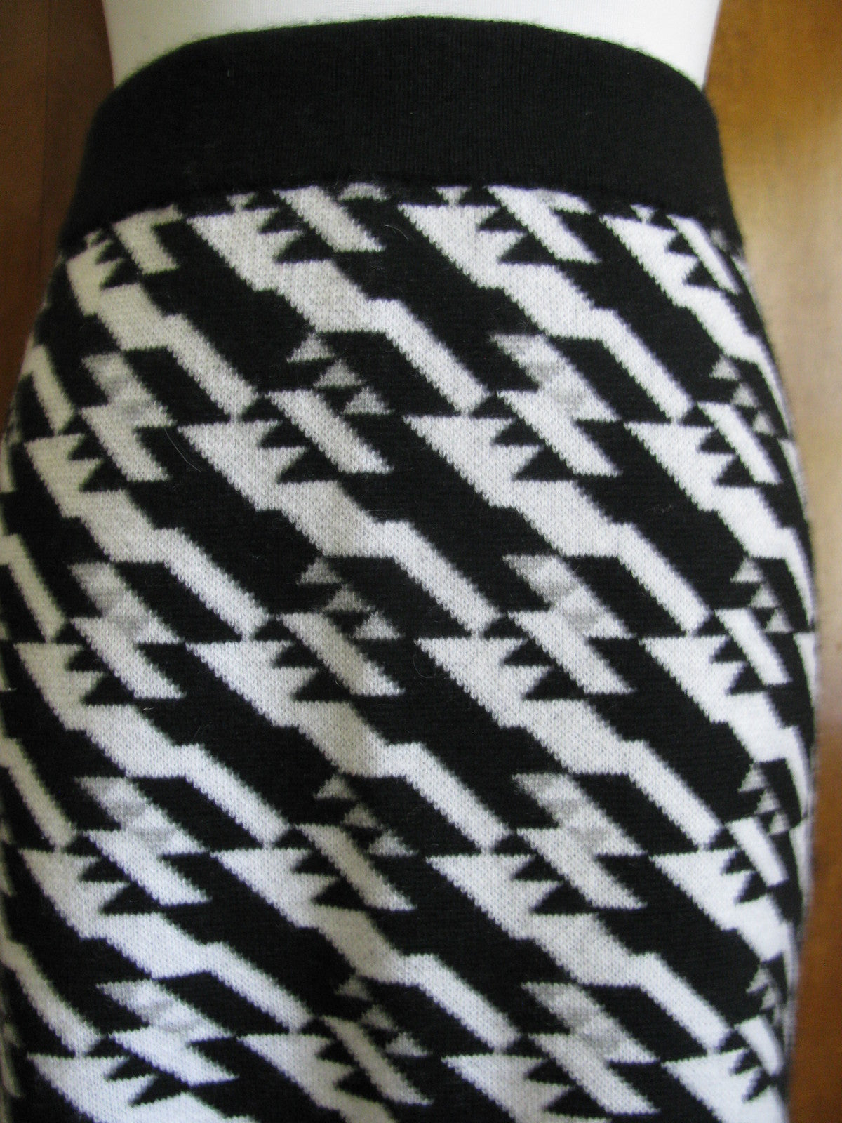 Bloomingdale Aqua Women’s Black White Cashmere Mini Skirt Medium New