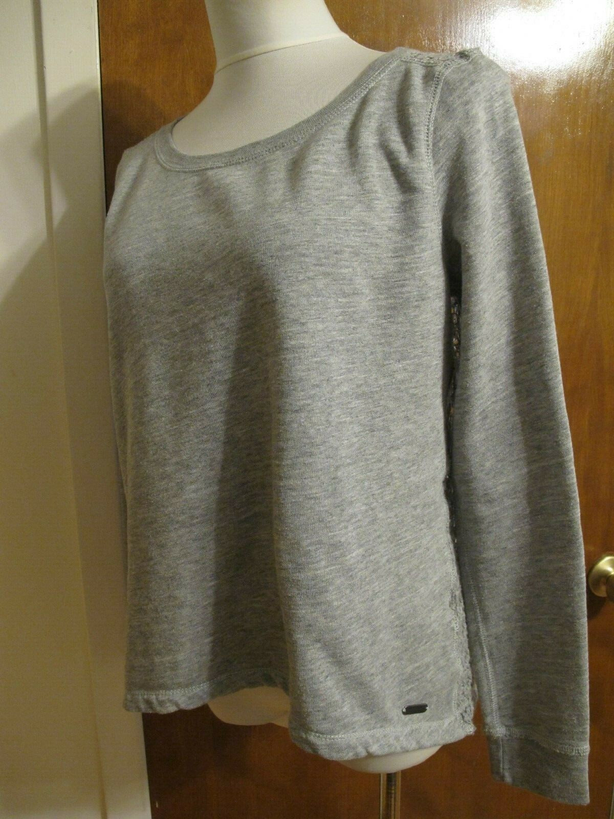 Abercrombie & Fitch women’s gray detailed long sleeves sweater size medium 