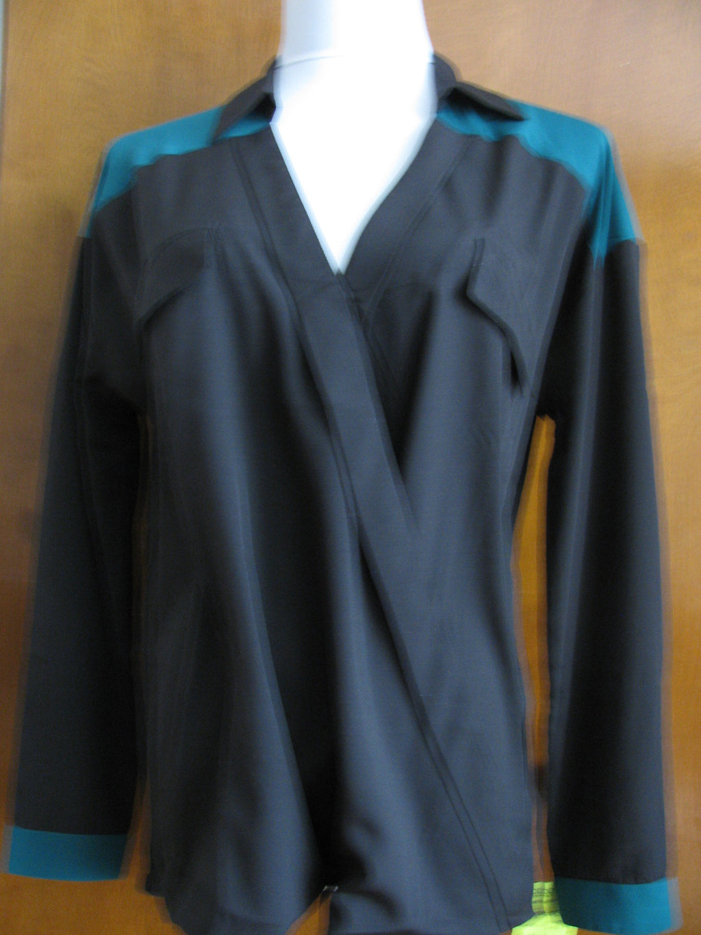 Romeo & Juliet women’s black teal stylish top size medium New