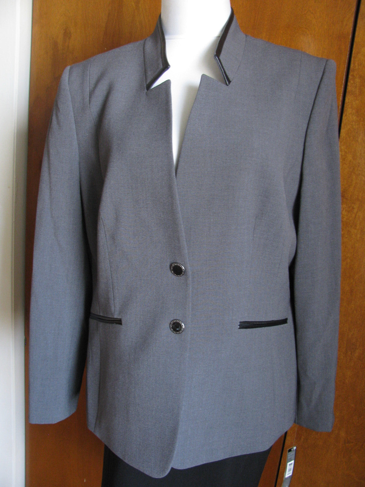Tahari Asl Women's Gray With Black Insert Faux Leather Collar Skirt Suit 16P New