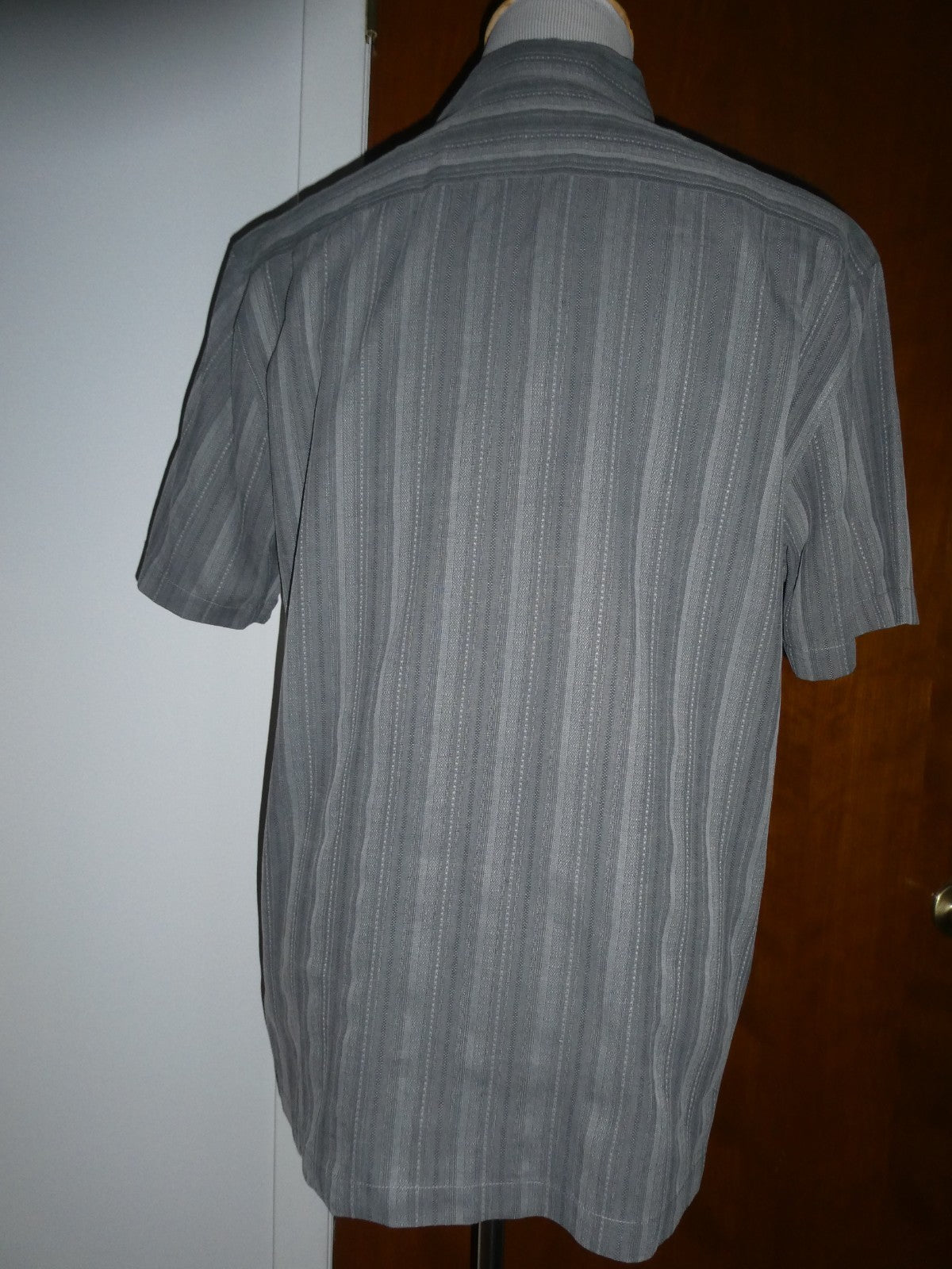 Tommy Bahama Men's Large 100% Silk Gray Striped Shirt Sleeve Button Front Shirt