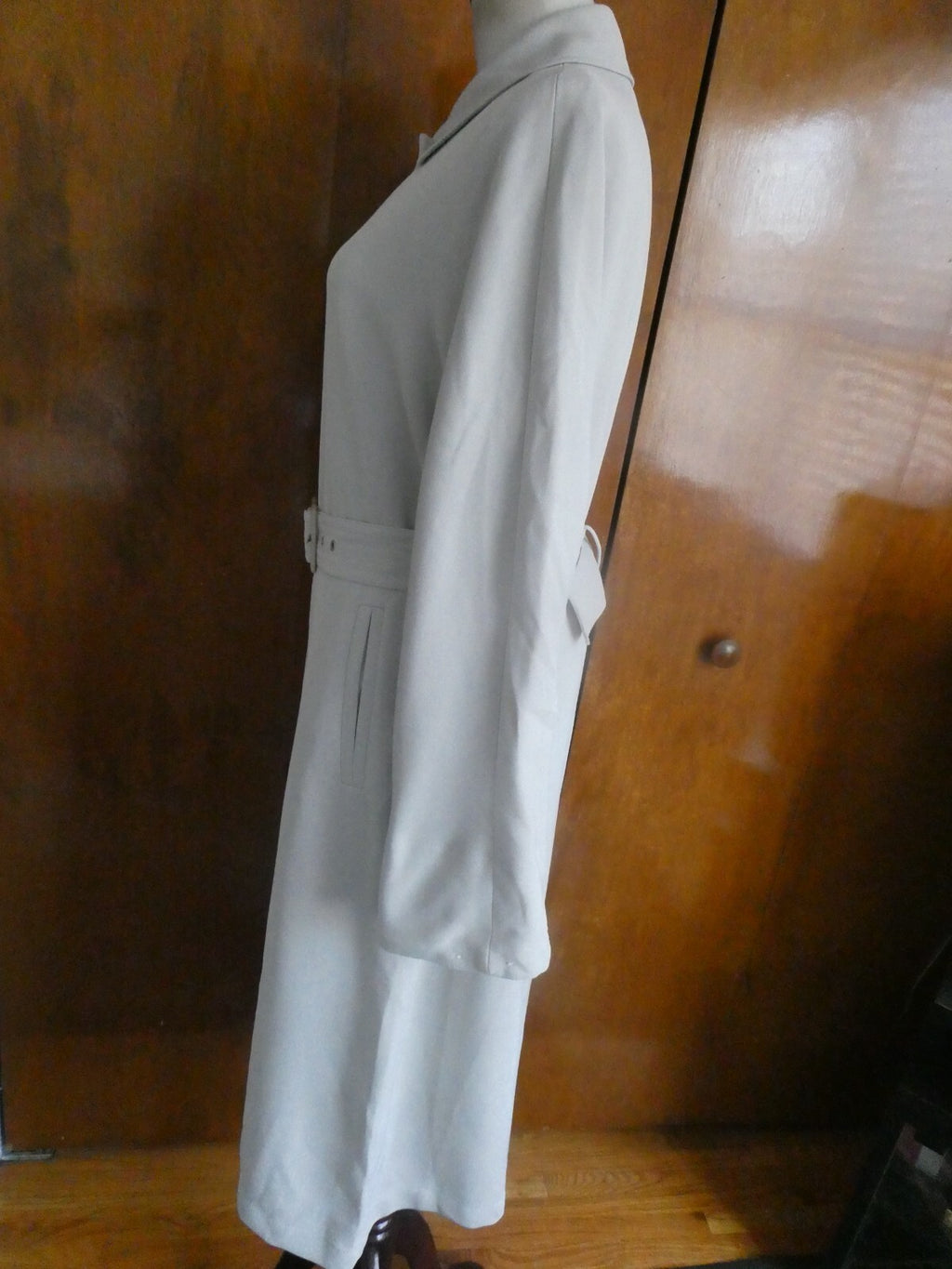 Holt Renfrew women' light gray 1/2 lined buttons belted long coat size 10 petite
