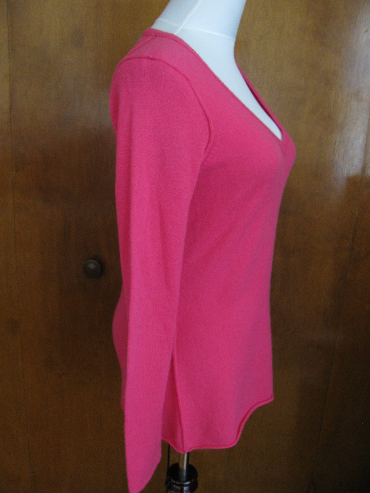 Aqua Women’s Pink Cashmere V-Neck Back Detailed long Sleeves Sweater Medium 