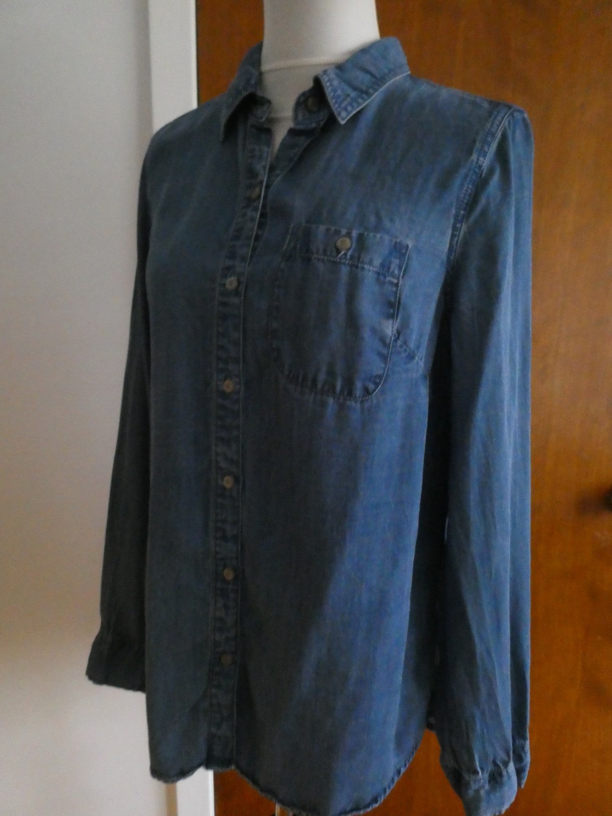 Merona Women’s Tencel Chambray Button Front Shirt Size Large Blue Long Sleeve
