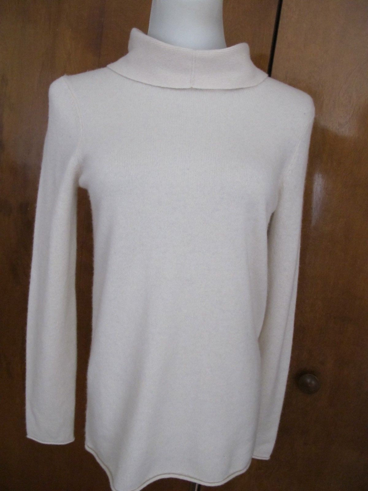 Bloomingdale’s women’s ivory soft 2ply cashmere neck scarf sweater small