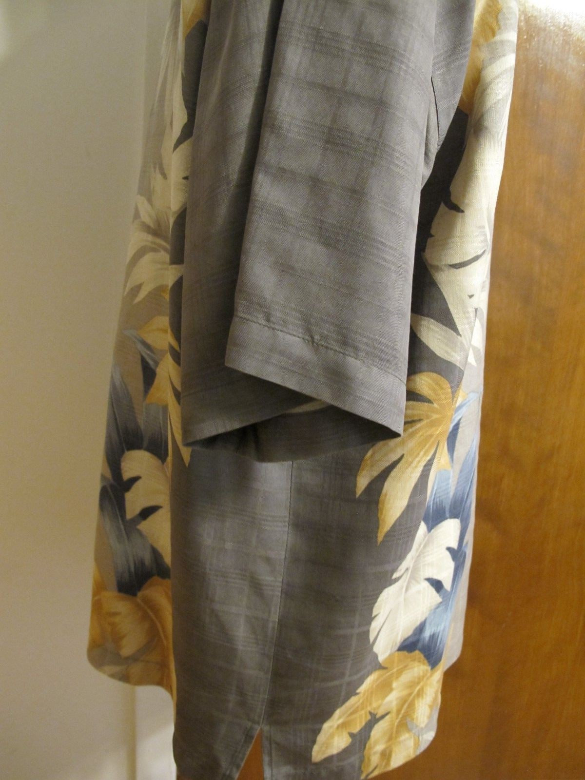 Tommy Bahama Men's Silk Multi Color Beige Gray Floral Shirt Size Large Nice