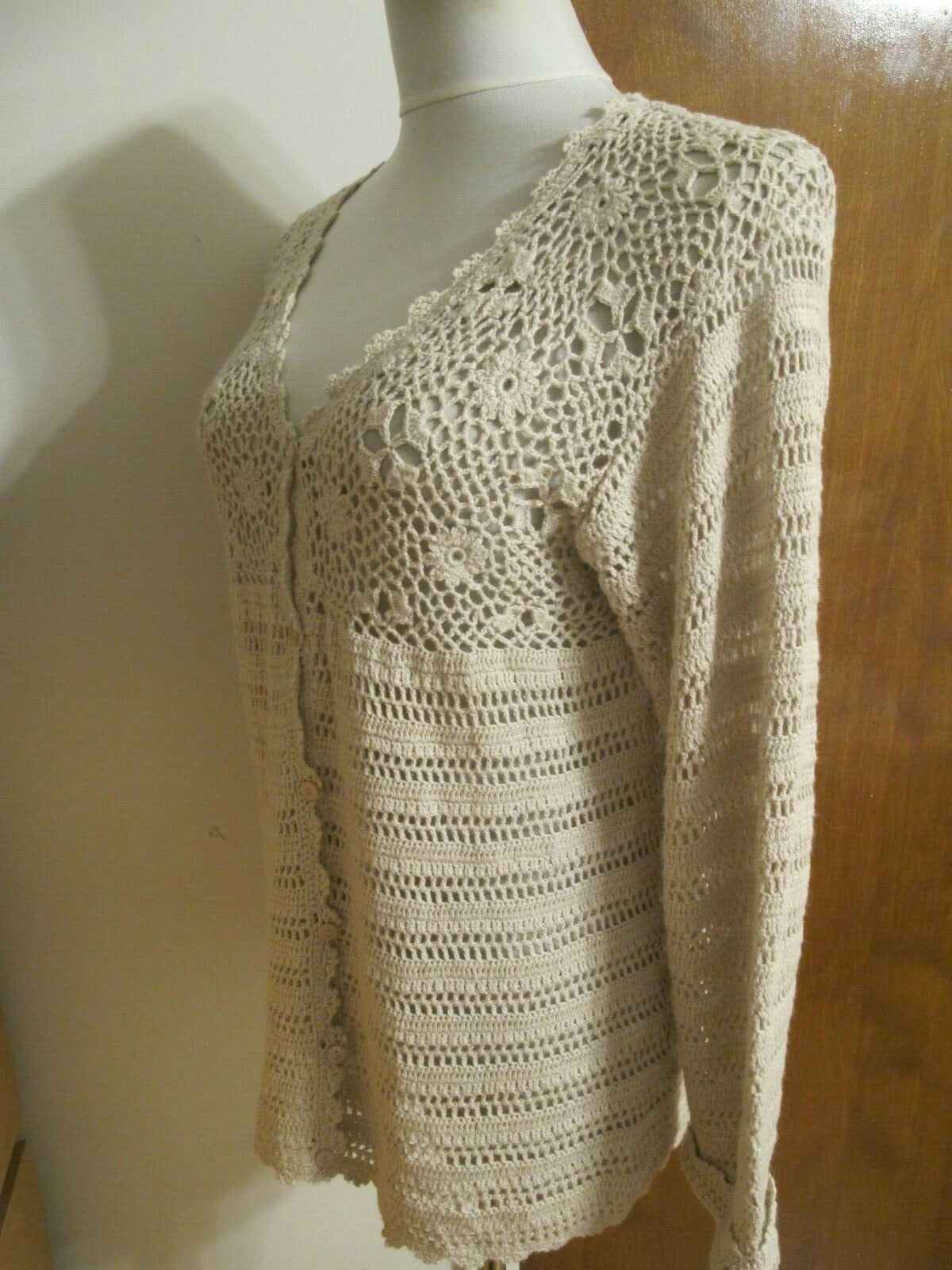 Women's beige knitted gorgeous buttoned cardigan S/M from Italy.