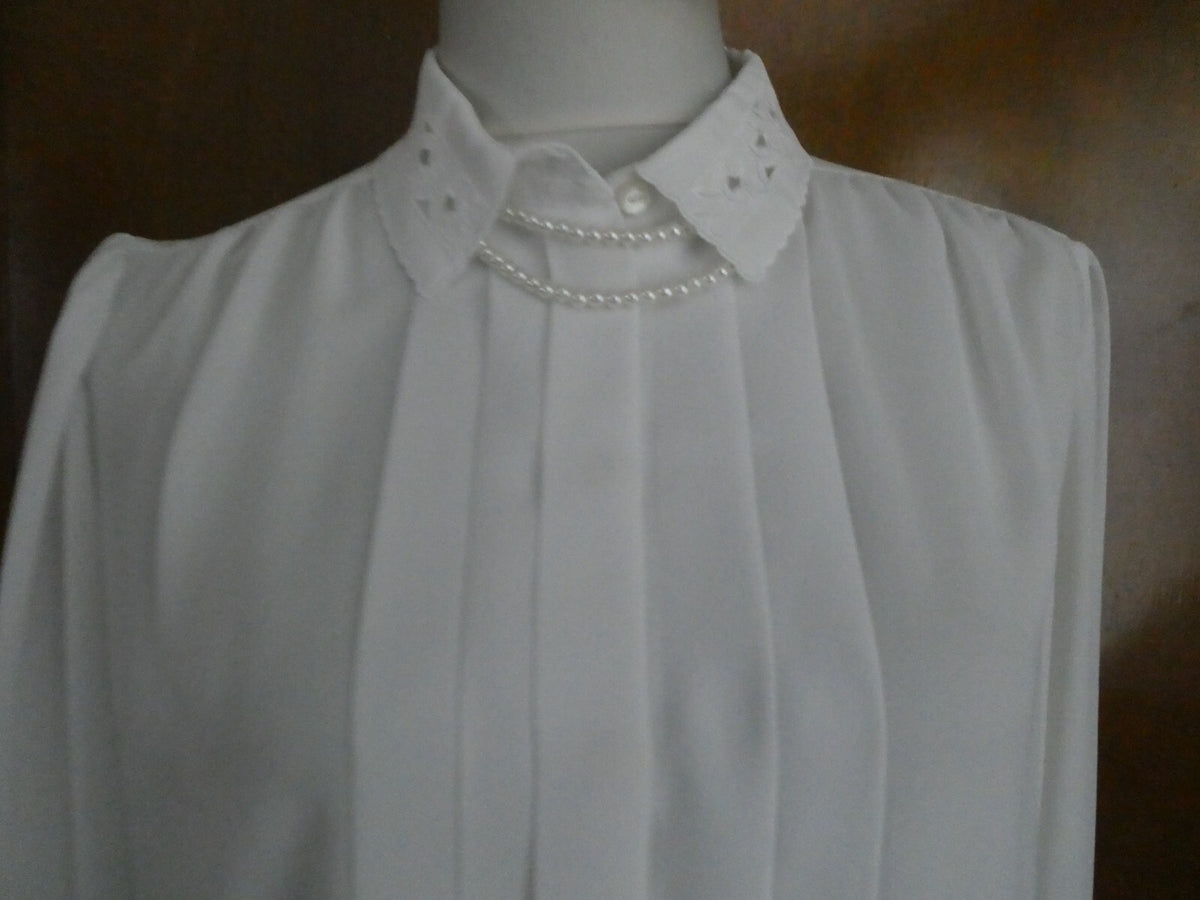 Karen Scott women's white crafted embroidered long sleeves top size 10