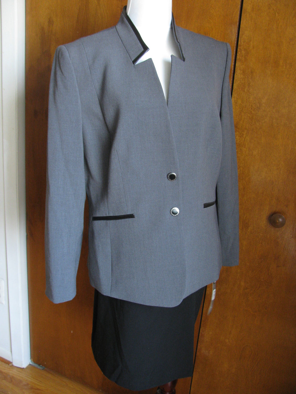 Tahari Asl Women's Gray With Black Insert Faux Leather Collar Skirt Suit 16P New