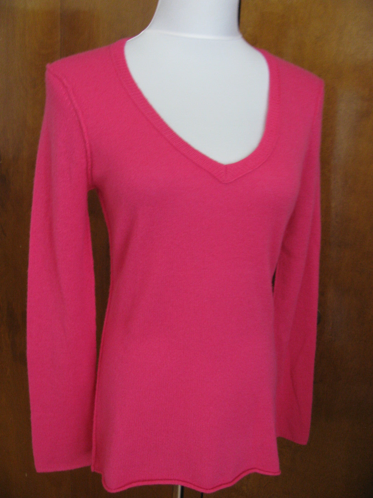 Aqua Women’s Pink Cashmere V-Neck Back Detailed long Sleeves Sweater Medium 