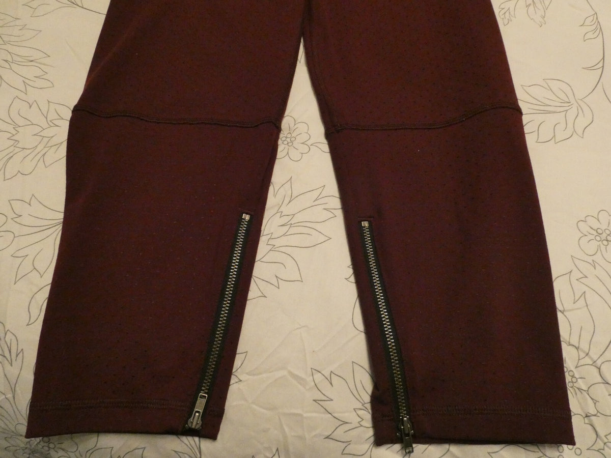 Lululemon Burgundy Yoga Legging with Side Pockets Size 4 (can fit size 2)