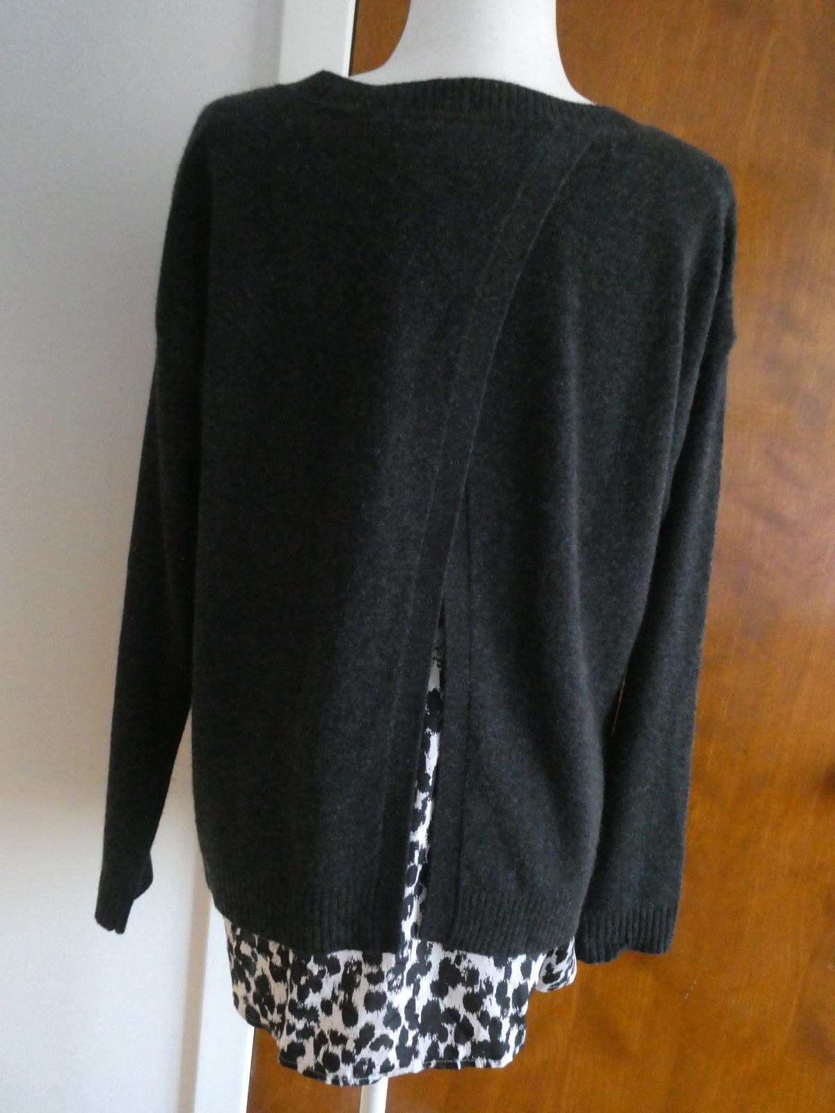 Luxury Bloomingdale’s women’s sweater crafted from 100% cashmere Size Xlarge NEW