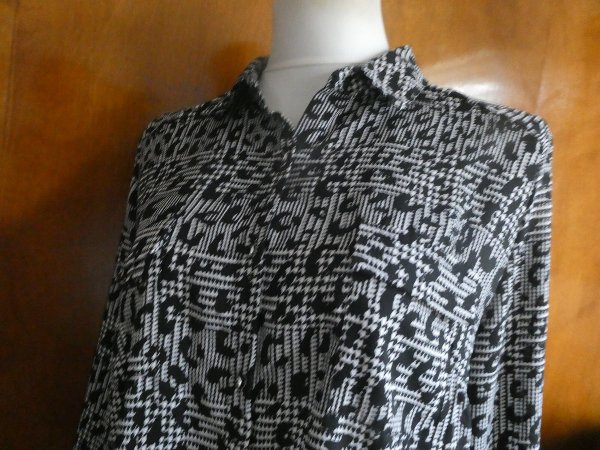 Jaclyn Smith Women Black/White Roll-Tab Long Sleeve Button Down Blouse Top Large
