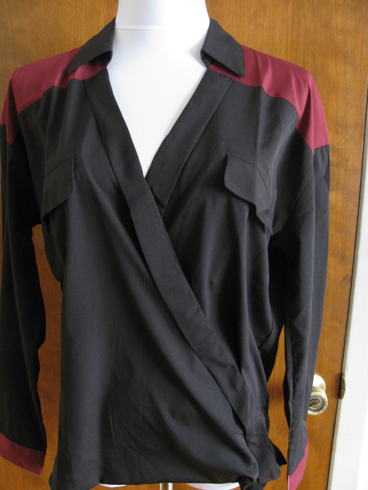 Romeo & Juliet women’s black burgundy stylish top size medium New