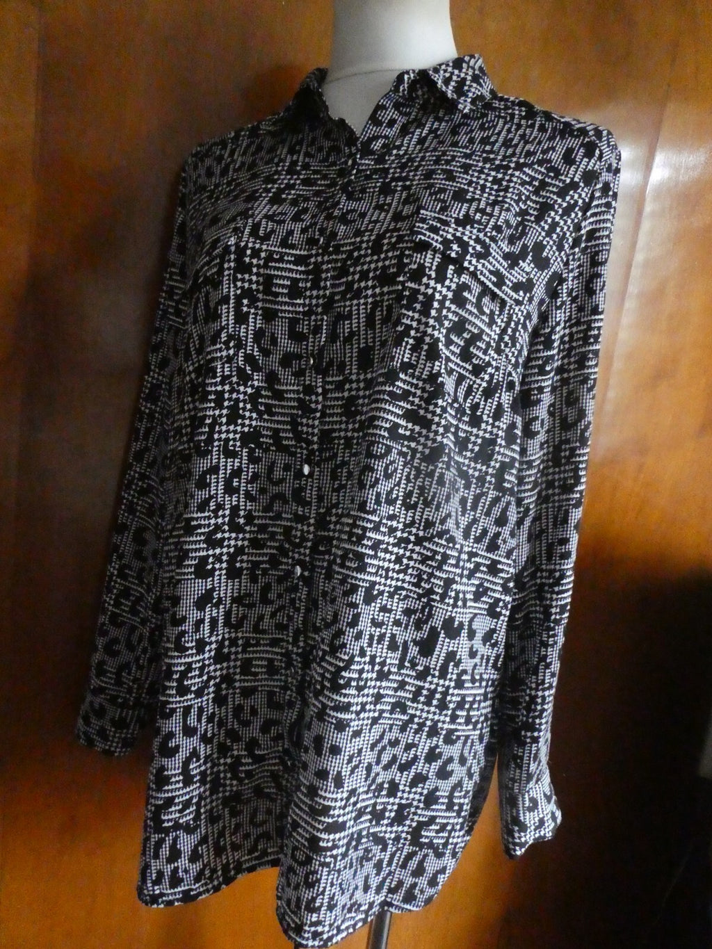 Jaclyn Smith Women Black/White Roll-Tab Long Sleeve Button Down Blouse Top Large