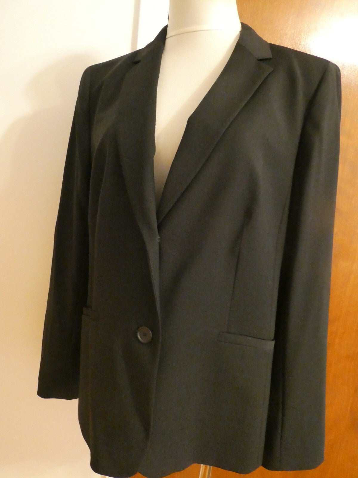 Talbots women’s black 2 buttons gorgeous blazer size 14