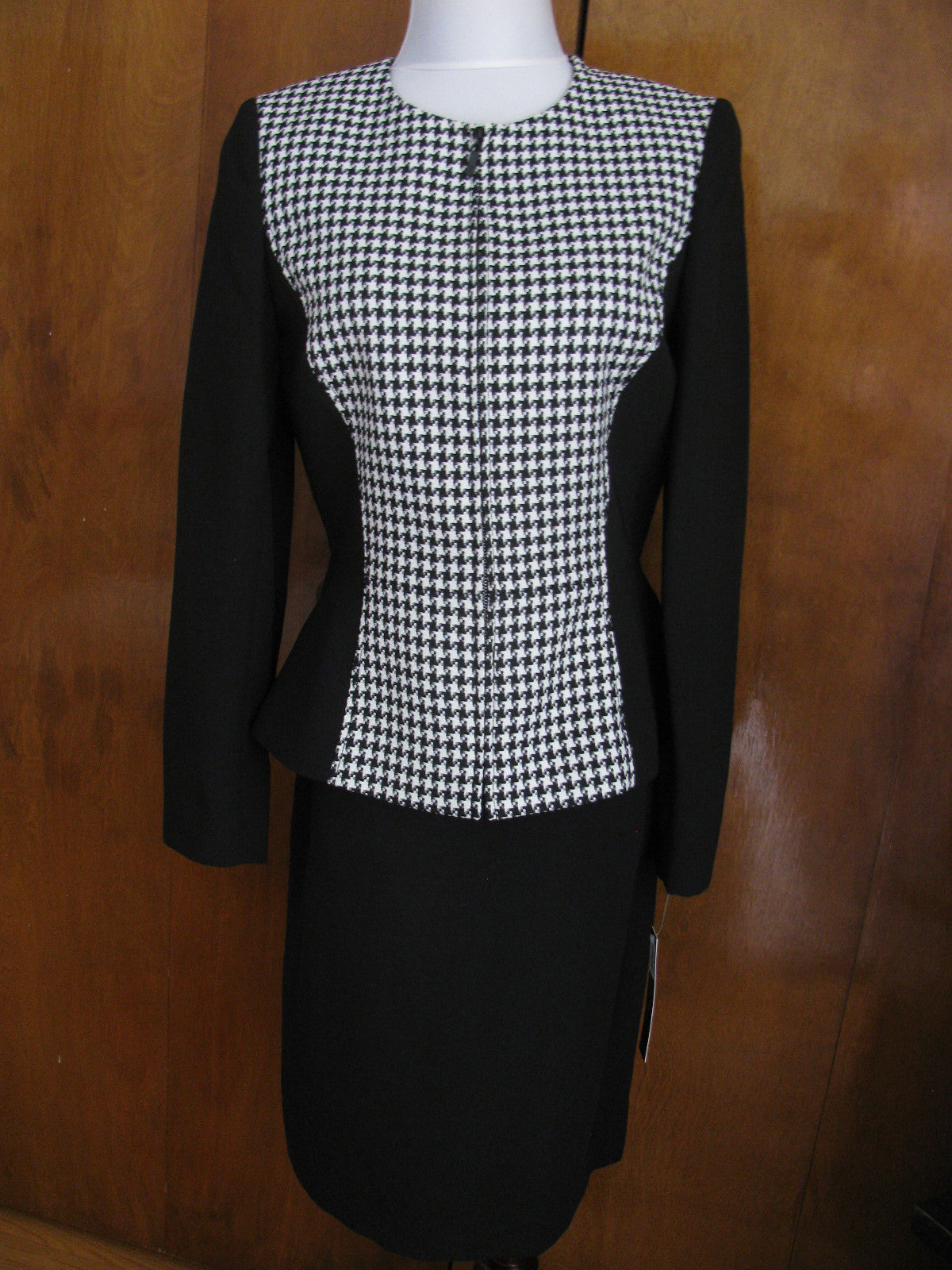 Tahari Asl women's Two Piece Peplum Skirt Suit Black white New