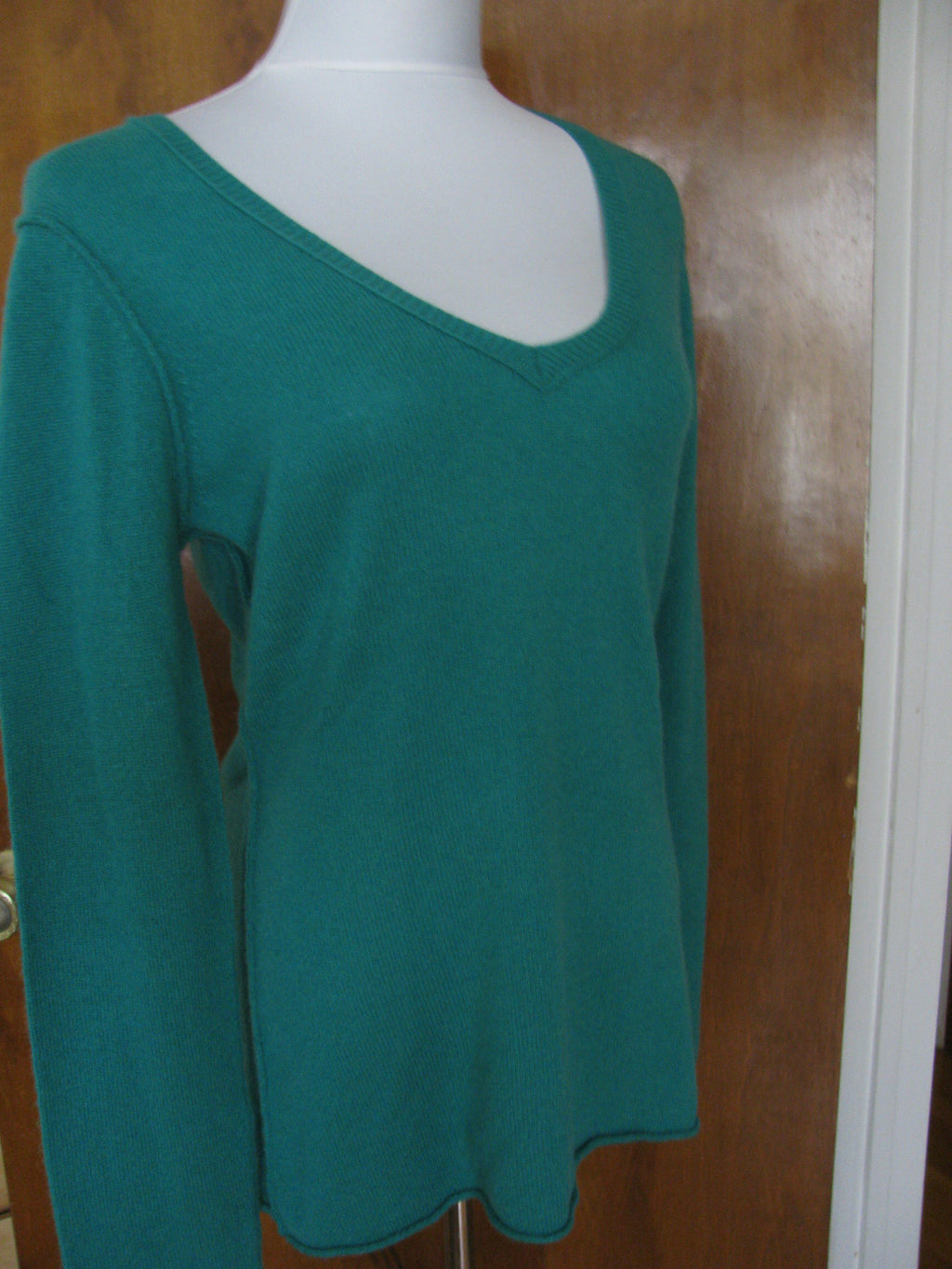 Aqua Women’s Green fern Cashmere V-neck Sweater 