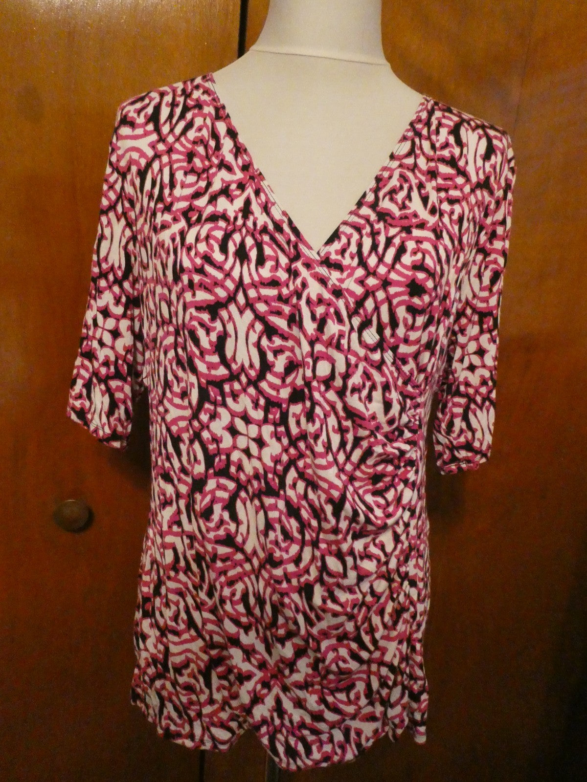 Dana Buchman women’s black/white, red soft rayon v- neck top size XLarge