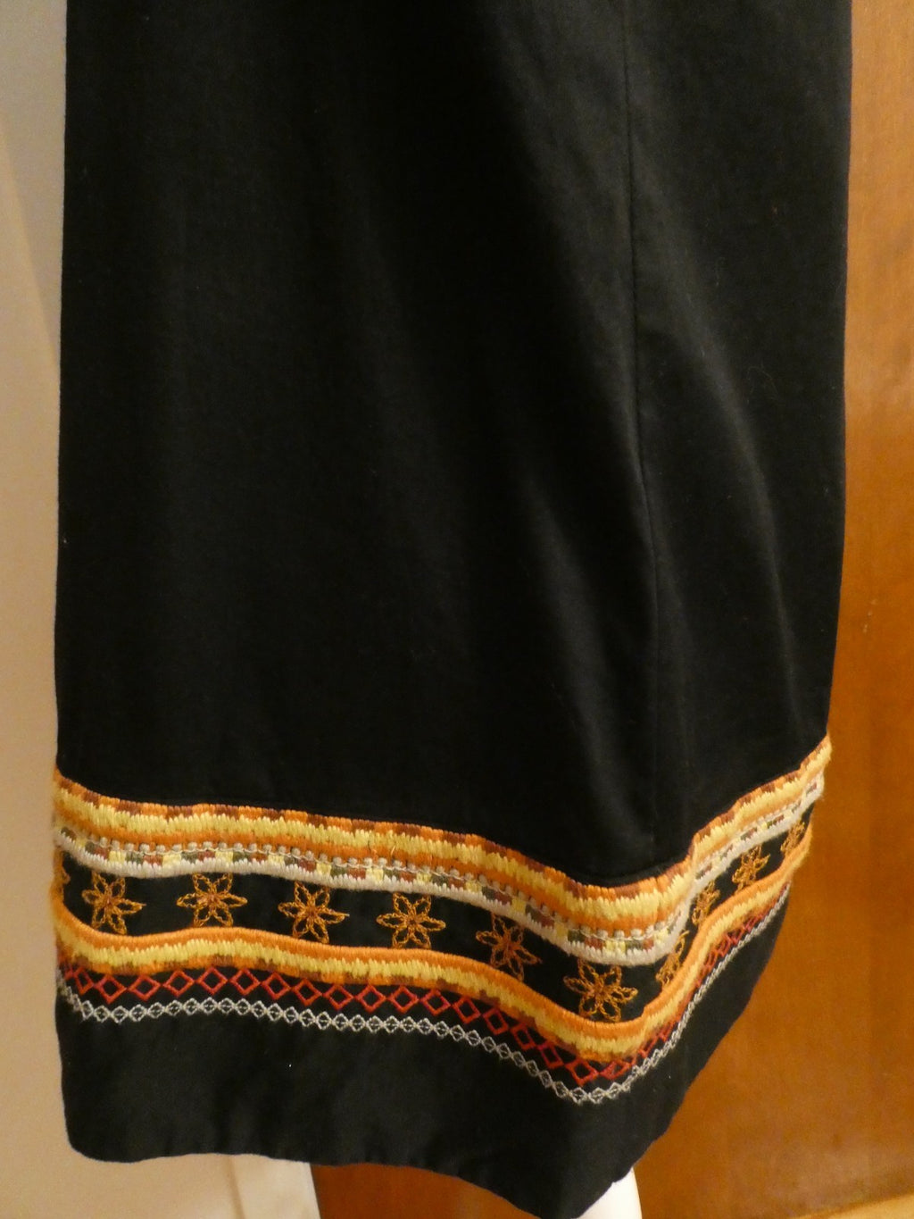 DKNY black embroidered soft cotton lined pockets skirt size 12