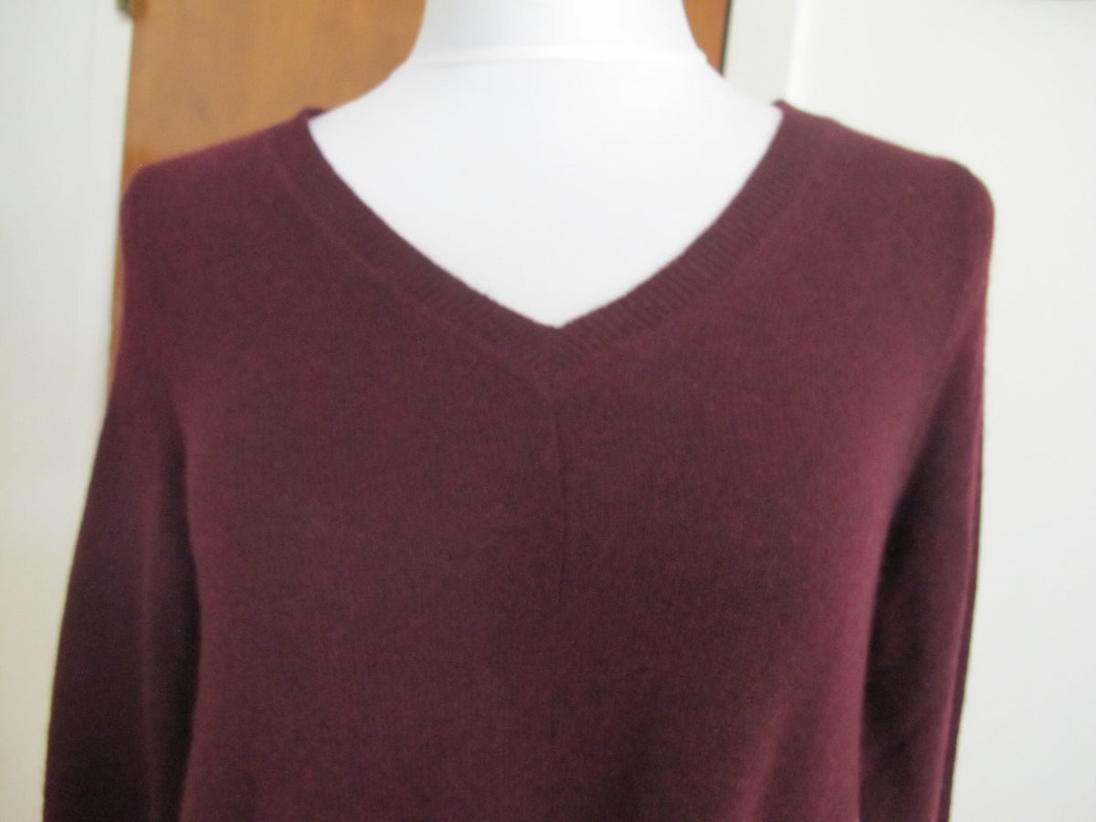 Bloomingdale's women's mar cabnet 2ply cashmere V-neck sweater Small NWT