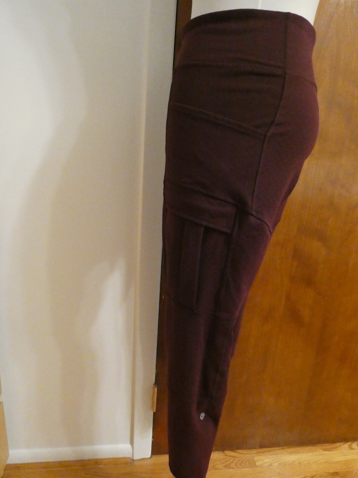 Lululemon Burgundy Yoga Legging with Side Pockets Size 4 (can fit size 2)
