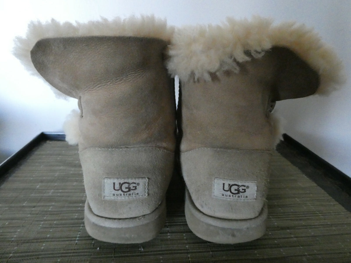 UGG Women's Nude Cuff Short Sheepskin Boots Size 6 (can feet 7) preowned
