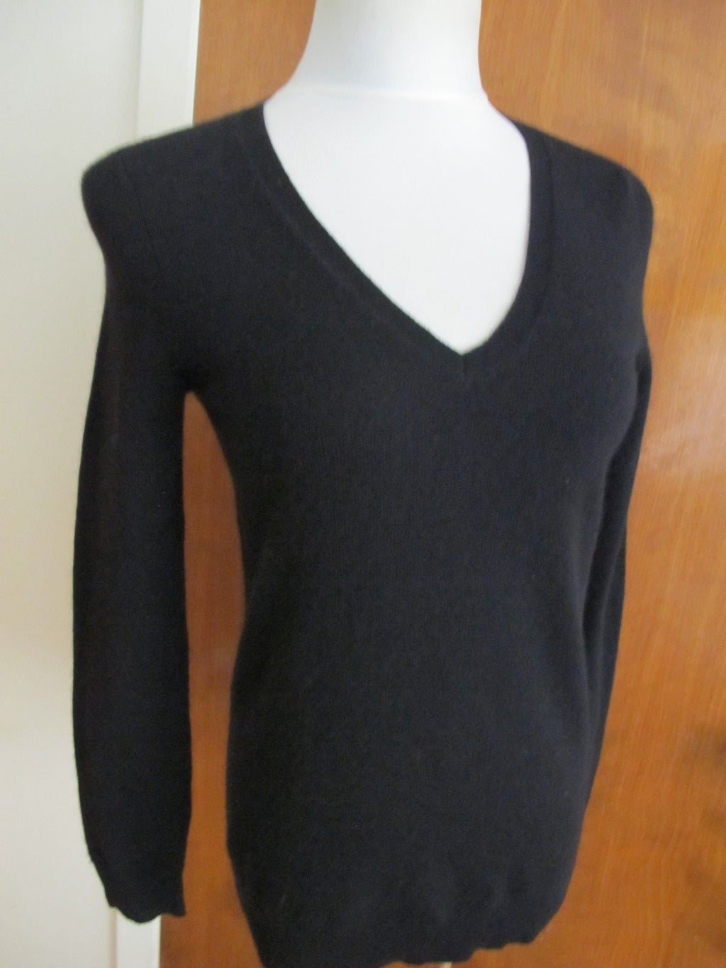 Bloomingdale’s women’s black cashmere V-neck sweater 