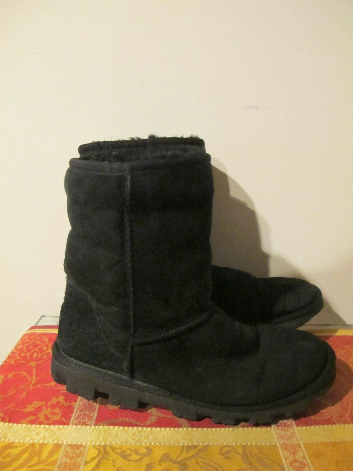 UGG Black Cuff Short Sheepskin Boots Women’s Size 8 pre owned