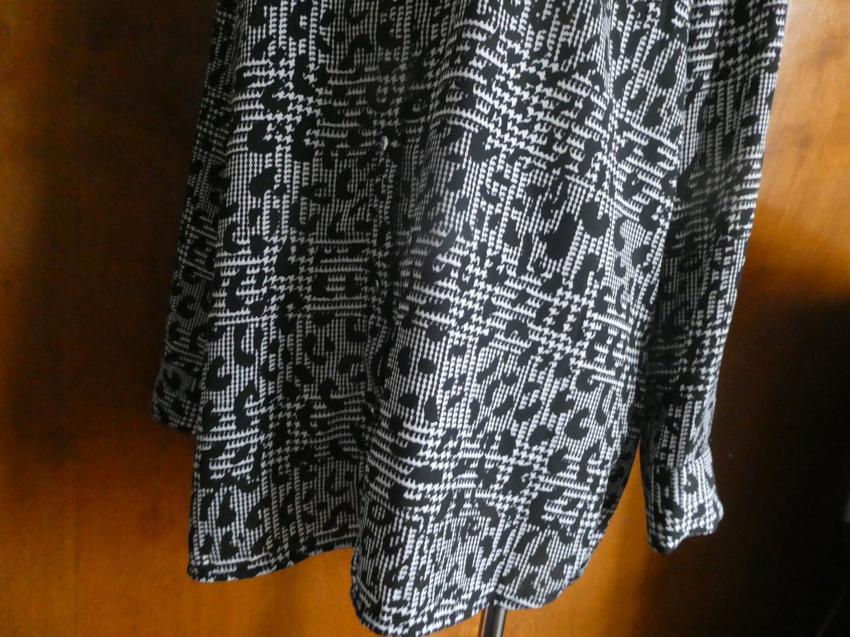Jaclyn Smith Women Black/White Roll-Tab Long Sleeve Button Down Blouse Top Large