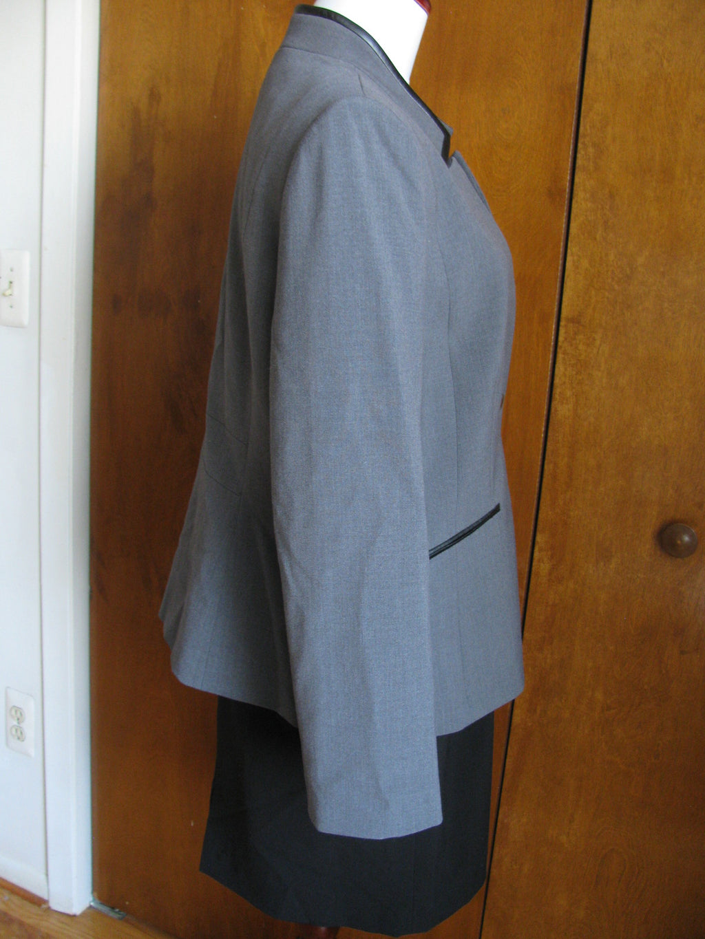 Tahari Asl Women's Gray With Black Insert Faux Leather Collar Skirt Suit 16P New