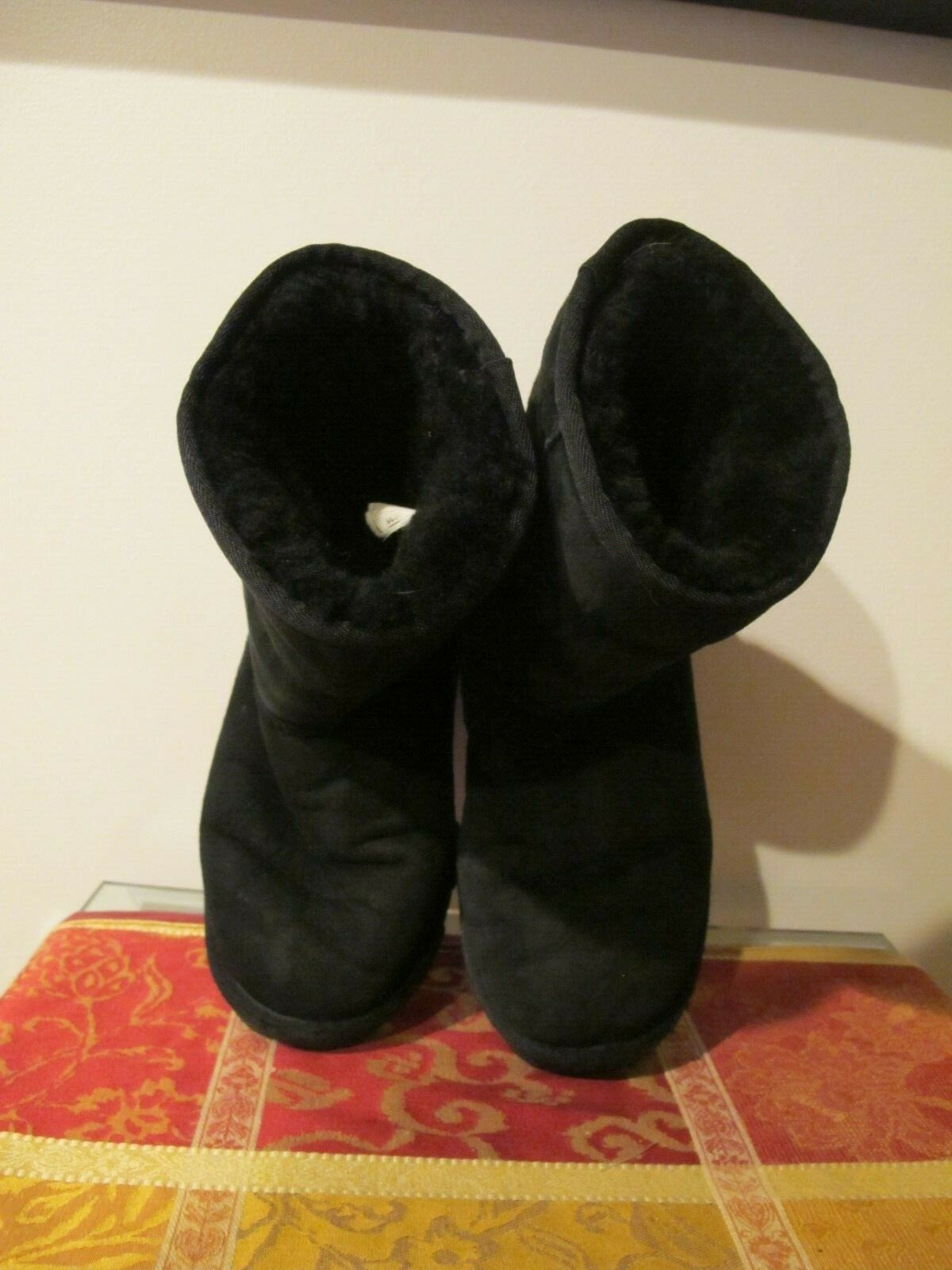 UGG Black Cuff Short Sheepskin Boots Women’s Size 8 pre owned